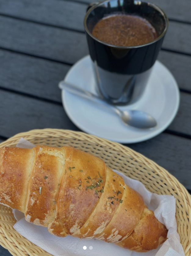 Café com croissant na Aroma Café